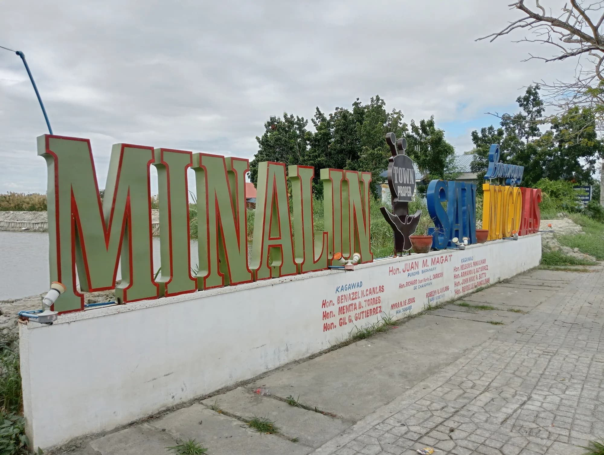 The Minalin town marker