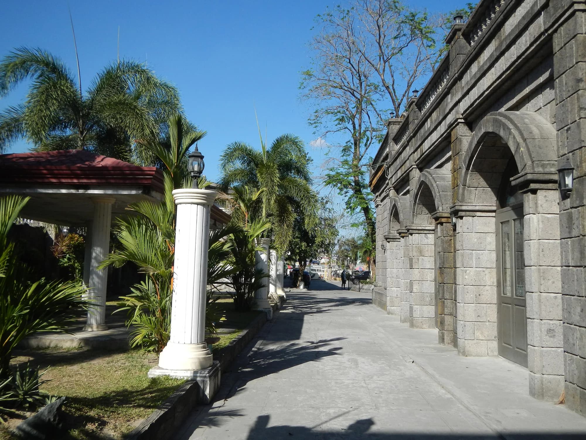 Arcaded side walkway of San Jose Obrero Church in Floridablanca