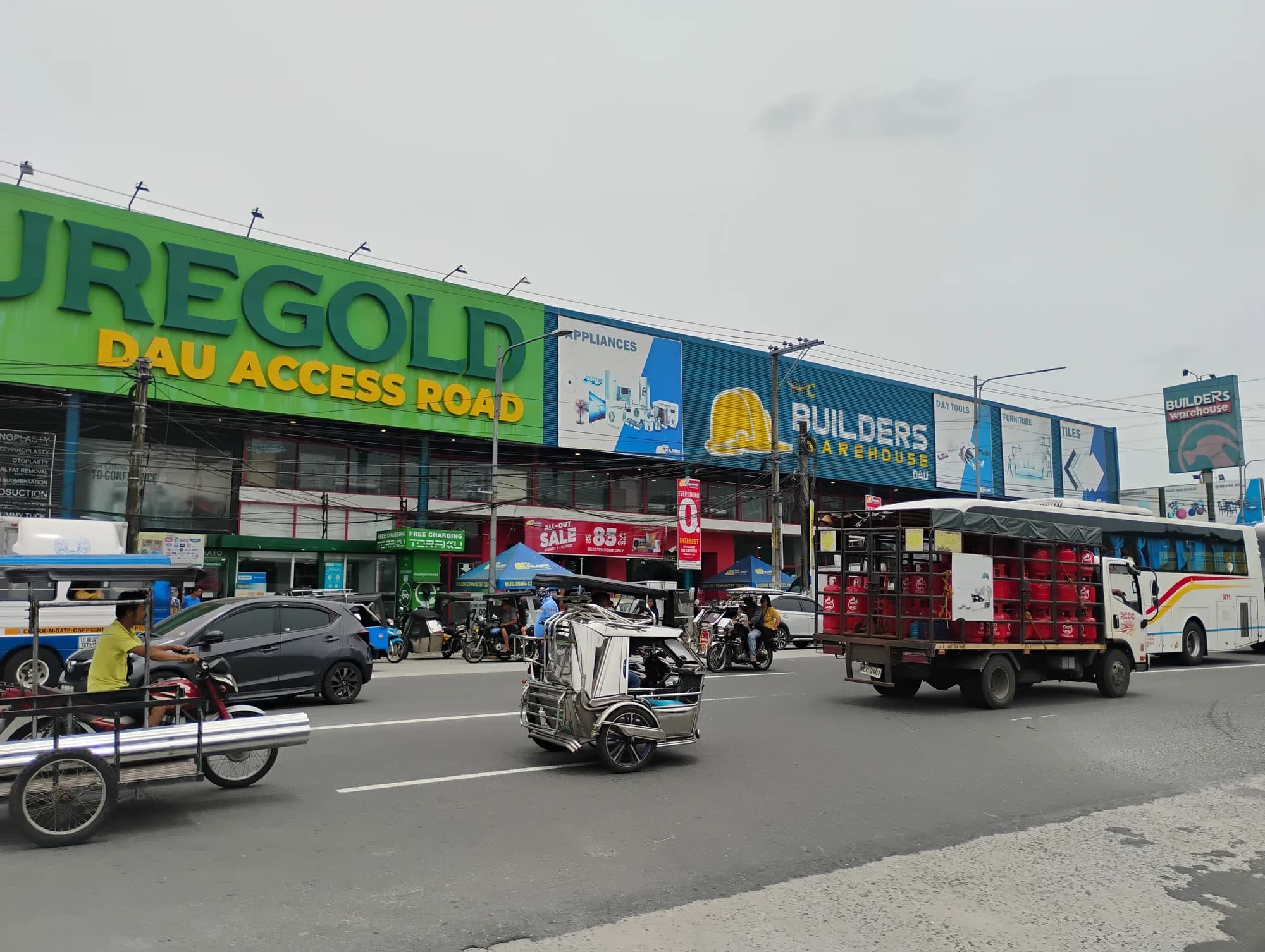 Buses and tricycles on Dau Access Road, Mabalacat