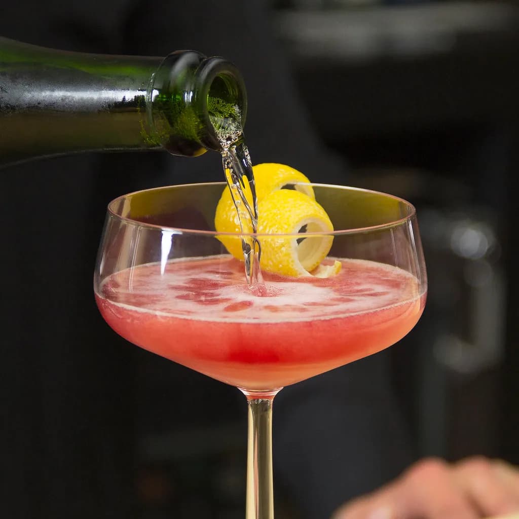 Cocktails served at a bar (illustrative photo)