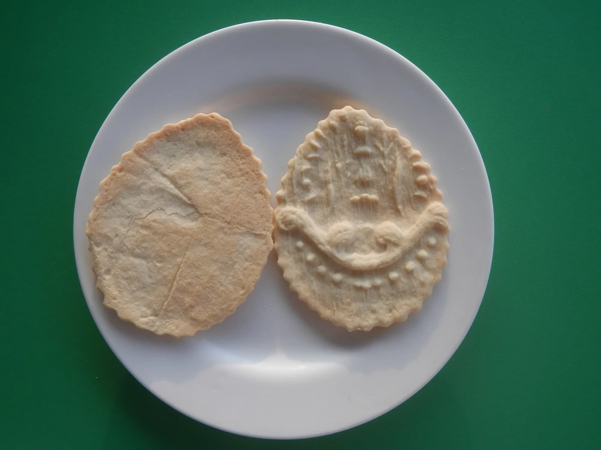 San Nicolas cookies pressed with a carved design (illustrative photo)